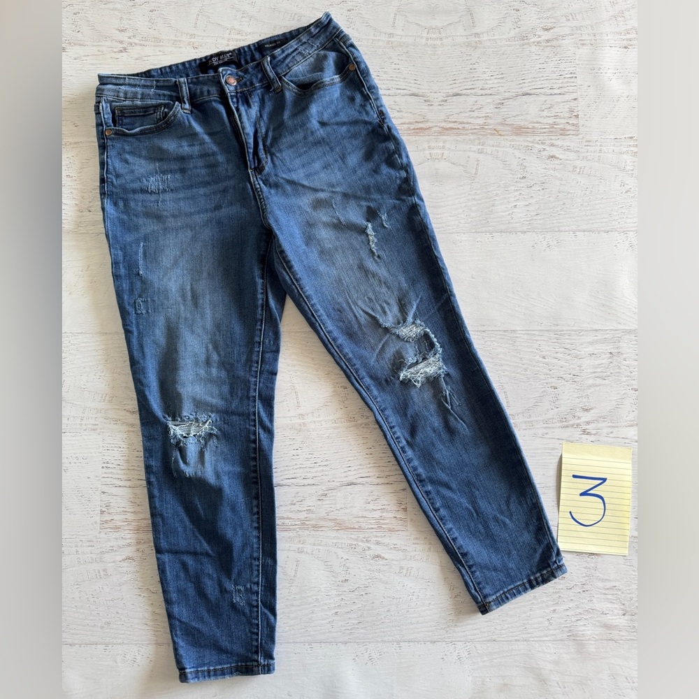 Judy Blue Adelene Mid-Rise Jeans. Gently used. Size 32, relaxed fit. 🩷